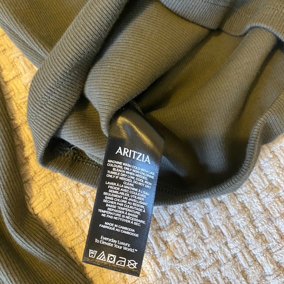 Aritzia TNA homestretch Olive half zip - Picture 5 of 5
